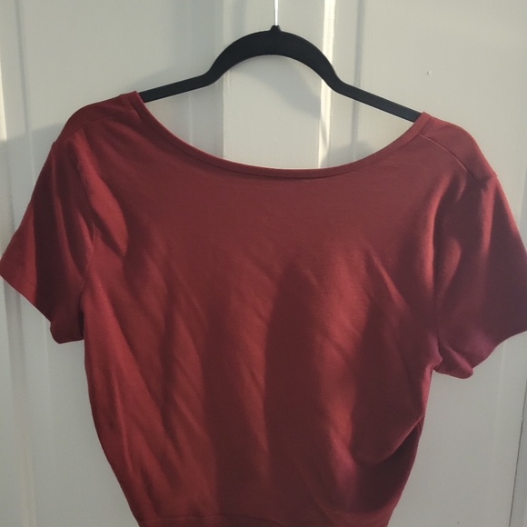 Red cropped v-neck - Picture 2 of 3